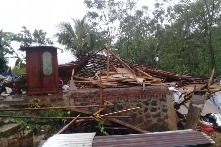 Hujan lebat disertai angin kencang mangakibatkan rumah warga di Kecamatan Sumbang, Kabupaten Banyumas, Jawa Tengah, ambruk, Rabu (25/12/2019) sore.