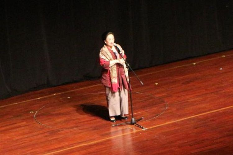 Ketua Umum DPP PDI-P Megawati Soekarnoputri saat membuka acara pagelaran
teater kebangsaan Tripikala, di Taman Ismail Marzuki, Jakarta, Senin
(23/1/2017). Acara teater ini dibuat untuk merayakan ulang tahun Megawati
ke-70.
