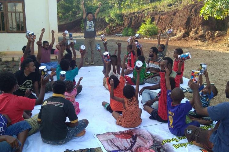 Pendiri Komunitas LIFE, Kurniawan Patma bersama para mahasiswa melakukan gerakan literasi baca tulis kepada anak-anak yang tergabung dalam Gerakan Papua Mengajar yang ada di Buper, Distrik Heram, Kota Jayapura, Provinsi Papua, pada tahun 2019.