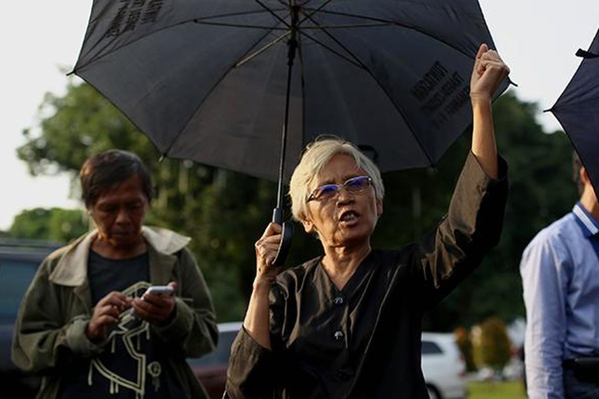 Maria Katarina Sumarsih atau biasa disapa Sumarsih, orangtua Wawan, mahasiswa yang menjadi korban tragedi Semanggi I, saat aksi Kamisan ke-453 di depan Istana Merdeka, Jalan Medan Merdeka Utara, Jakarta Pusat, Kamis (4/8/2016). Dalam aksi itu mereka menuntut pemerintah menyelesaikan kasus-kasus pelangaran hak asasi manusia di masa lalu dan mengkritisi pelantikan Wiranto sebagai Menko Polhukam karena dianggap bertanggung jawab atas sejumlah kasus pelanggaran HAM di Indonesia.