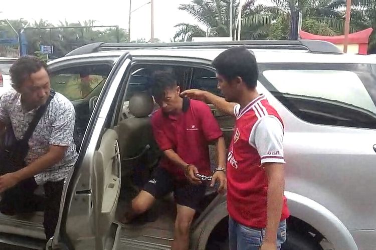 Tersangka Yedi Mulyadi (44) pelaku pembunuhan terhadap istrinya Yulinda dibawa ke Mapolsek Gunung Megang usai diamankan polisi dari Satreskirm Polres Muara Enim dan Polsek Gunung Megang