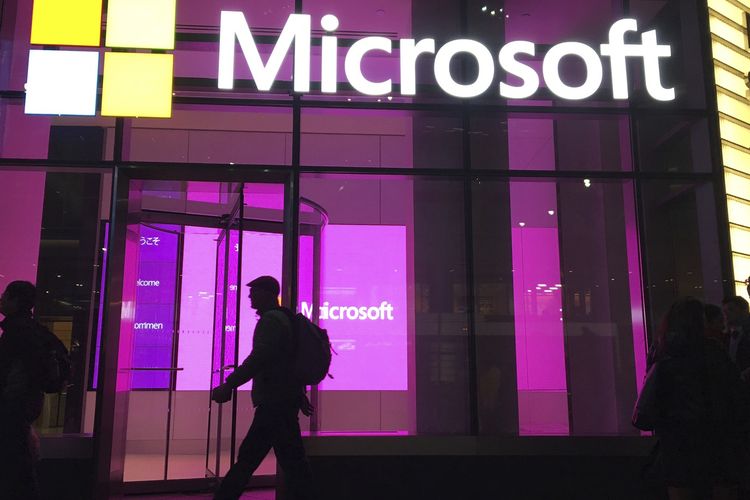 Dalam file foto 10 November 2016 ini, tampak seseorang berjalan melewati kantor Microsoft di New York. Microsoft mengatakan Kamis, (10/9/2020), bahwa badan intelijen militer Rusia yang sama yang meretas Demokrat pada 2016 telah mencoba membobol lebih dari 200 organisasi dalam beberapa pekan terakhir, termasuk partai politik dan konsultan.