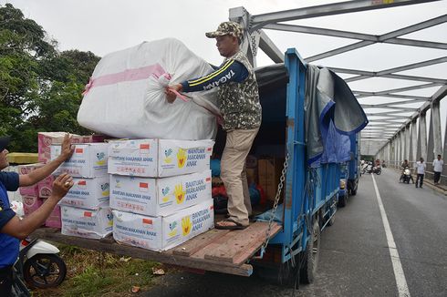 Korban Banjir di Kampar Terima Bantuan Sembako