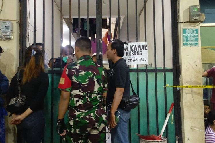 Kepala Satuan Reserse Kriminal (Kasat Reskrim) Polresta Bandung Kompol Luthfi Olot Gigantara saat diwawancarai di Kecamatan Margahayu, Kabupaten Bandung, Jawa Barat, terkait kasus temu jasad seorang wanita, Sabtu (15/2/2025)