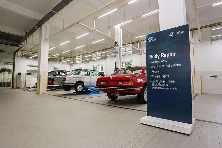 Suasana saat Peresmian BMW Ultima, BMW Approved Bodyshop pertama di Indonesia, di Jalan Ciater, Serpong, Tangerang Selatan, Rabu, (16/3/2022). BMW Ultima merupakan BMW Approved Bodyshop pertama di Indonesia karena menggunakan teknisi terlatih, peralatan diagnostik terbaru, dan suku cadang asli BMW dan MINI, serta telah diakui oleh BMW AG Jerman dengan mendapatkan level tertinggi.