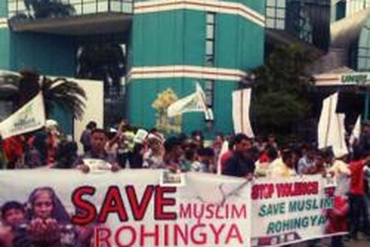 Kantor Konsulat Jenderal Amerika Serikat perwakilan Medan yang berada Uniland Plaza, Jalan MT Haryono, Kecamatan Medan Timur, Medan, Sumatera Utara, menjadi sasaran aksi unjuk rasa dari Aliansi Masyarakat Peduli Rohingya, Selasa (12/5/2015).