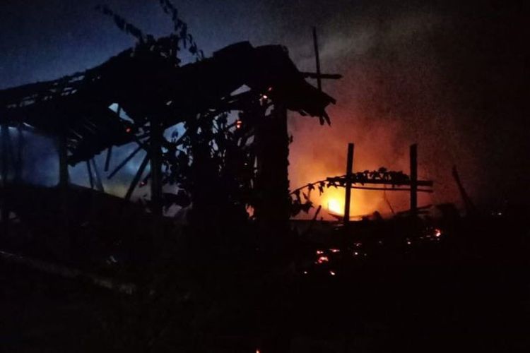  Pembunuhan disertai pembakaran rumah yang terjadi di RT.03 Desa Kanamit Muara Kecamatan Maliku, Kalimantan Tengah, Kamis malam (23/1/2020).
