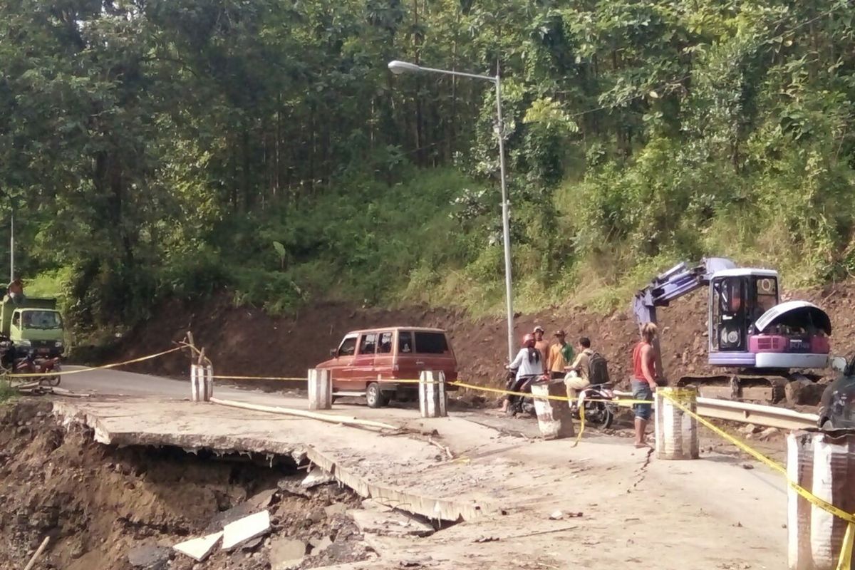 Jalan Darupono Kendal, yang kini betonnya sudah amblas semua. KOMPAS.Com /Slamet Priyatin 