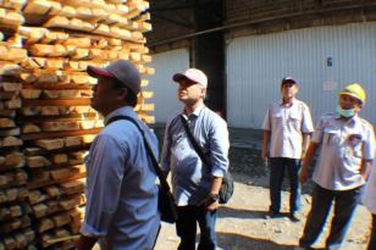 Hari Mulyono (dua dari kiri) melihat langsung proses produksi bare core di PT BFI milik HM Buchori, mantan Walikota Probolinggo yang juga kader PDIP. 