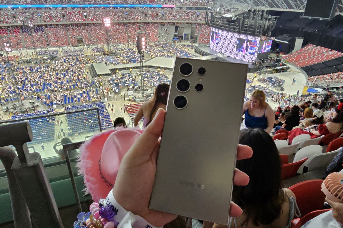 Samsung S24 Ultra jadi andalan ketika mengabadikan konser Taylor Swift The Eras Tour dari ujung National Satdium Singapore, tepatnya di Section 613 Row M Seat Number 30.