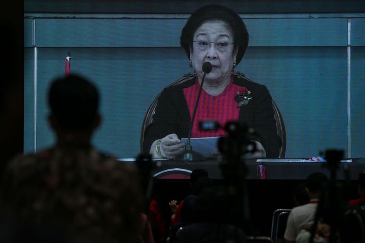 Ketua Umum PDI-P Megawati Soekarnoputri memberikan pidato di Rakernas PDI Perjuangan di Sekolah Partai, Lenteng Agung, Jakarta Selatan, Selasa (21/6/2022). Partai Demokrasi Indonesia Perjuangan (PDI-P) menggelar Rapat Kerja Nasional (Rakernas) mulai hari ini hingga Kamis (23/6/2022).