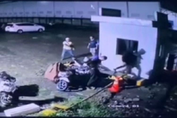 Tangkapan layar rekaman CCTV yang memperlihatkan penembakan di halaman Hotel Braga Purwokerto, Kabupaten Banyumas, Jawa Tengah, Sabtu (27/4/2024) dini hari.