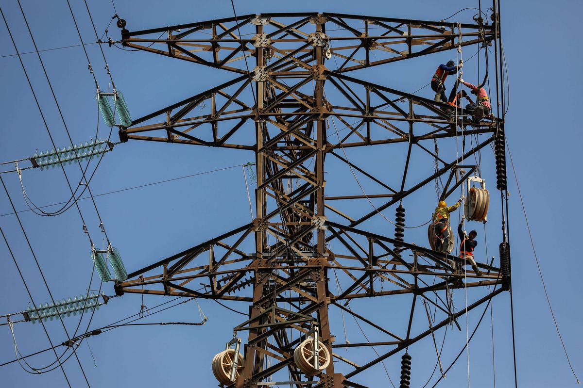 Sejumlah pekerja menyelesaikan pekerjaan rekonduktoring atau penggantian kabel konduktor jalur transmisi SUTT (Saluran Udara Tegangan Tinggi) 150.00 volt (150 kV) dari gardu induk Angke ke Karet lama di kawasan Petamburan, Tanah Abang, Jakarta, Sabtu (27/7/2019). Penambahan jaringan listrik di tujukan untuk memperluas jangkauan distribusi pasokan listrik di Jakarta raya dan sekitarnya serta sekaligus meningkatkan pelayanan terhadap konsumen PT PLN.