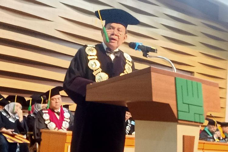 Rektor Universitas Yarsi, Prof. dr. Fasli Jalal dalam Wisuda Sarjana dan Pascasarjana Universitas Yarsi 2023/2024
