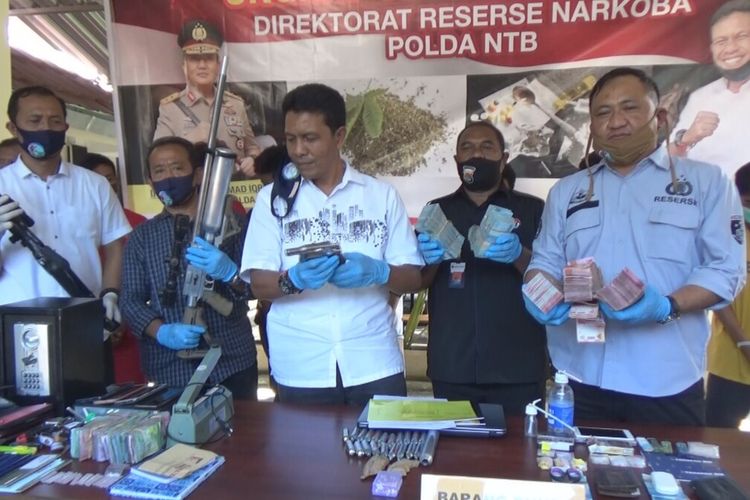 Direktorat Reserse Narkoba Polda NTB mengungkap sejumlah kasus narkoba dalam tiga pekan terakhir,, termasuk membibgkar sindikat Bandar narkoba di Karang Bagu Kota Mataram, yang melibatkan okbum pengacara. Selian mengamankan sabu dan rkstasi, aoaratbjugam mengamnkan air sotfgun dan uang  belasan juta rupiah.