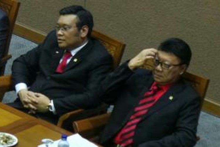 Anggota Fraksi PDI-P Tjahjo Kumolo (kanan) dan Eriko Sotarduga (kiri) dalam rapat paripurna DPR dengan agenda pengesahan RUU Pilkada, Kamis (25/9/2014). 