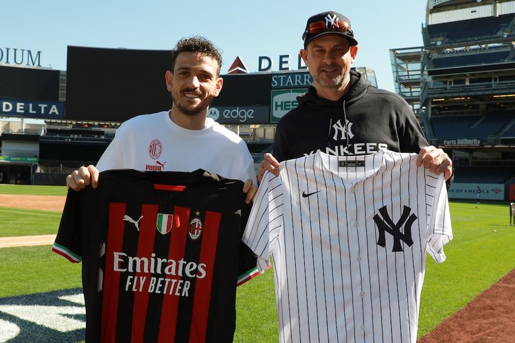 Bek kanan AC Milan, Alessandro Florenzi (kiri) saat berada di Yankee Stadium, New York, Amerika Serikat, pada 9 Oktober 2022.