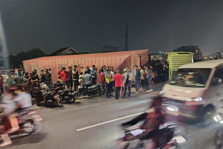Truk Muatan 27 Ton Terbalik di Flyover Kranji Bekasi, Lalu Lintas dari Jakarta Lumpuh