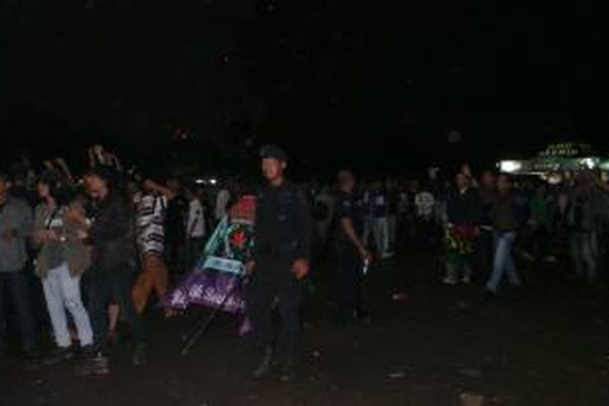 Kericuhan terjadi di pintu masuk Sektor VIII Stadion Utama Gelora Bung Karno, Senayan, Jumat (13/12/2013) malam. Calon penonton konser grup musik Slank memaksa agar pintu masuk dibuka tanpa pemeriksaan tiket.