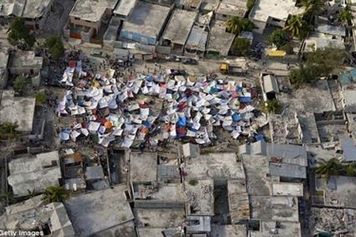 Warga Haiti memilih tidur di tempat-tempat terbuka ketimbang kembali ke rumah-rumah mereka setelah diguncang gempa hebat, Selasa.