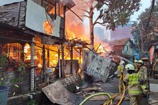 Diduga Korsleting, 30 Rumah Semipermanen di Setiabudi Jaksel Terbakar