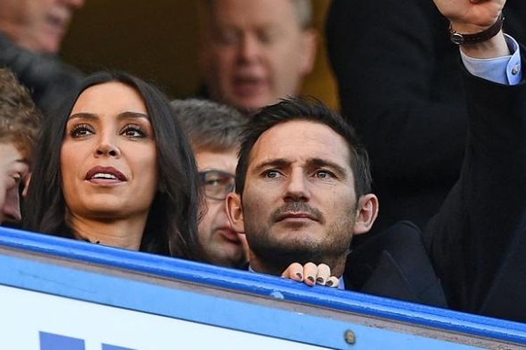 Frank Lampard bersama istrinya, Christine Bleakley, menyaksikan langsung pertandingan Premier League antara Chelsea dan West Bromwich Albion, di Stadion Stamford Bridge, 11 Desember 2016.