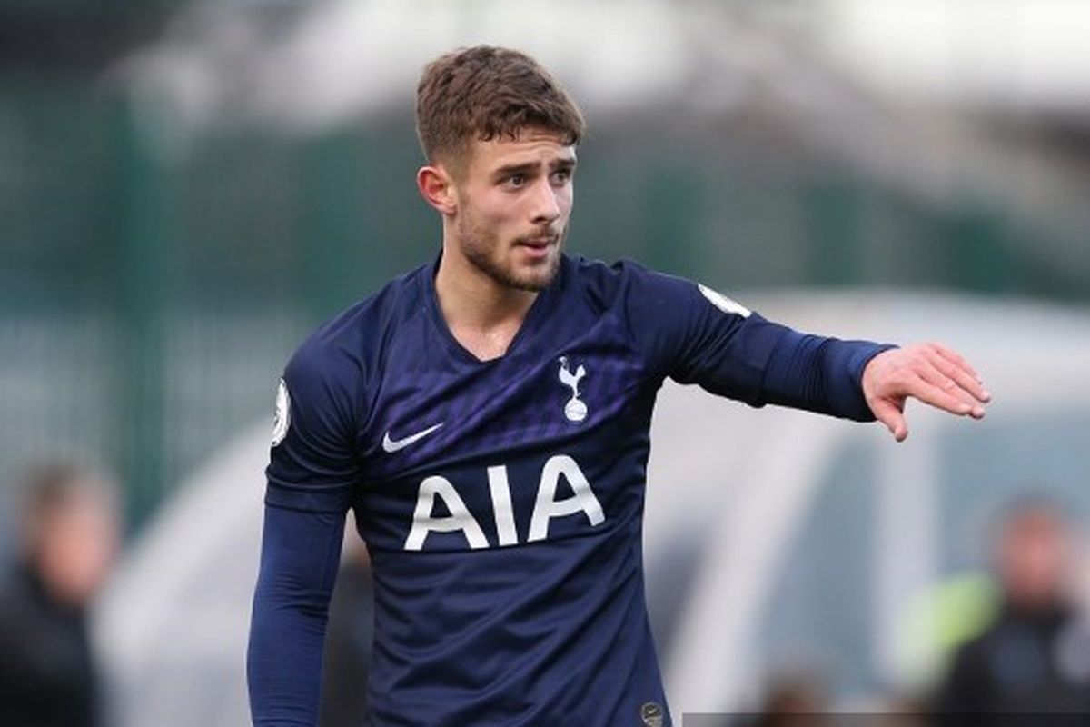 Anak Mauricio Pochettino, Maurizio Pochettino, memperkuat tim muda Tottenham Hotspur.
