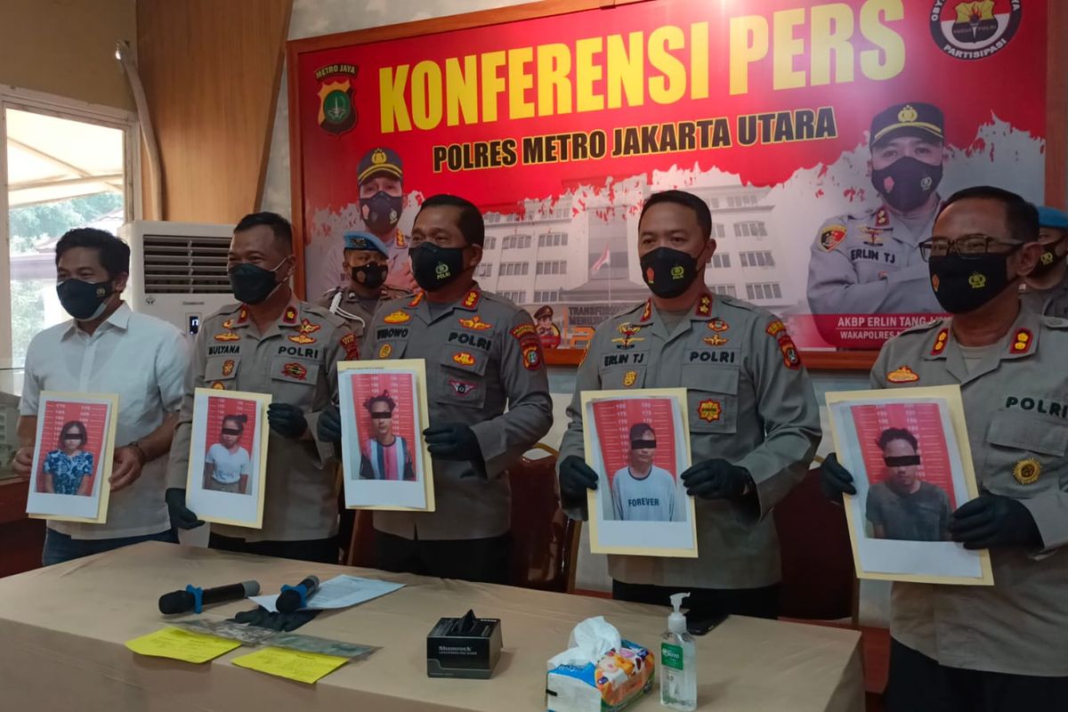 Kapolres Jakarta Utara Kombes Pol Wibowo (tengah) bersama jajaran saat menunjukkan foto pelaku pencurian sepeda motor dengan kekerasan di Koja, dalam konferensi pers, Selasa (15/2/2022).