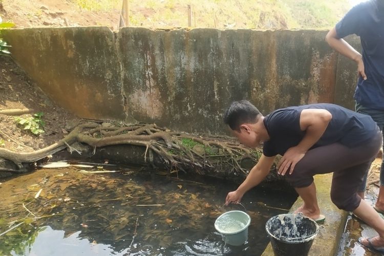 Warga ambil air di belik Kecamatan Mijen, Kota Semarang, Jawa Tengah 