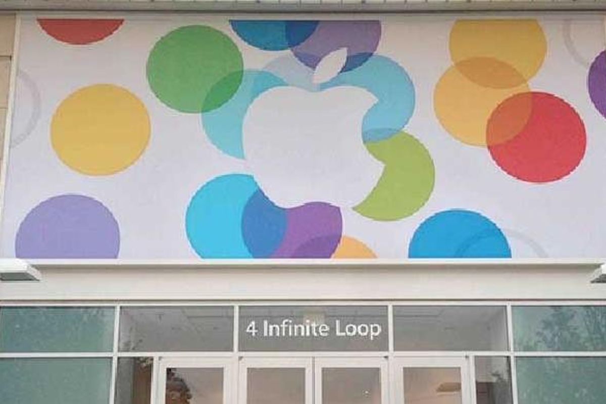 Gerbang masuk gedung kantor Apple di 4 Infinite Loop dihias sesuai tema peluncuran iPhone terbaru, Selasa (10/9/2013).