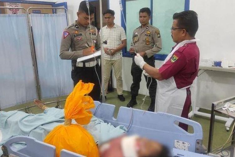 Seorang bocah terbaring di rumah sakit usai tertabrak kereta api di perlintasan sebidang Desa Cimparuah, Kecamatan Pariaman Tengah, Kota Pariaman, Sumatera Barat, Senin (4/9/2023). 
