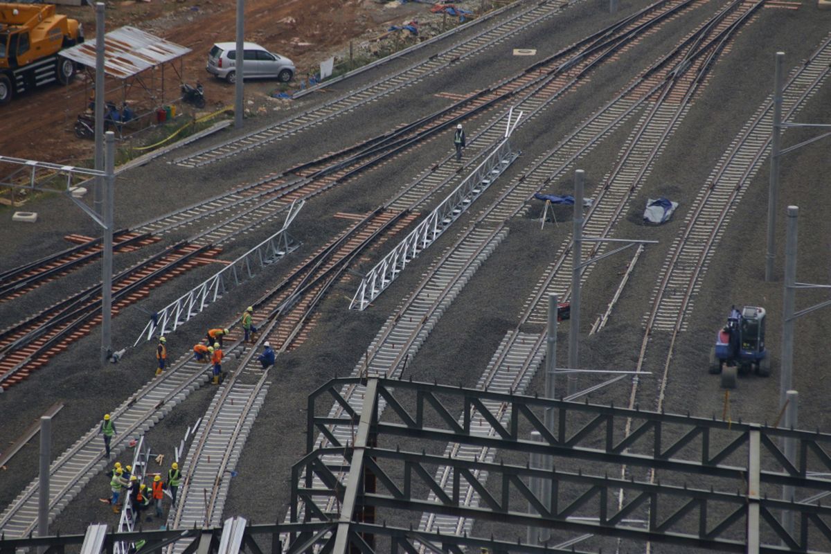 Pekerja menggarap pembangunan depo Mass Rapid Transit (MRT) di Lebak Bulus, Jakarta, Selasa (14/11/2017). Pembangunan depo MRT Lebak Bulus saat ini sudah mencapai sekitar 75 persen dan ditargetkan rampung pada Maret 2019.