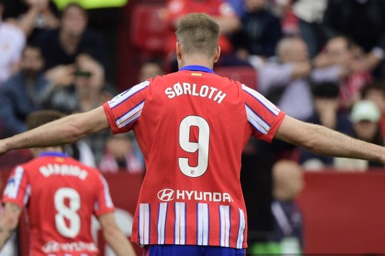 Pemain depan Atletico Madrid asal Norwegia #09 Alexander Sorloth merayakan gol yang dicetak gelandang Atletico Madrid asal Spanyol #08 Pablo Barrios selama pertandingan sepak bola liga Spanyol antara Sevilla FC dan Club Atletico de Madrid di stadion Ramon Sanchez Pizjuan di Seville pada tanggal 6 April 2025.