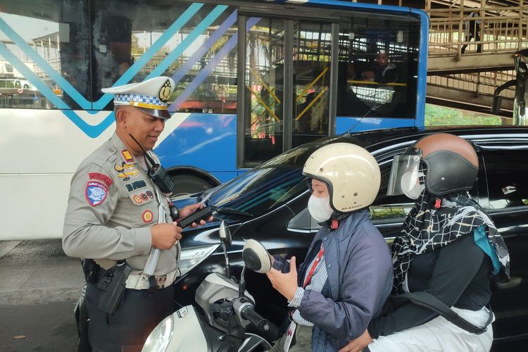 Eko Apriyanto KBO Satlantas Polres Metro Jakarta Timur saat memberikan sosialisasi tentang Operasi Zebra serta mengimbau agar tertib lalu lintas dalam berkendara. 