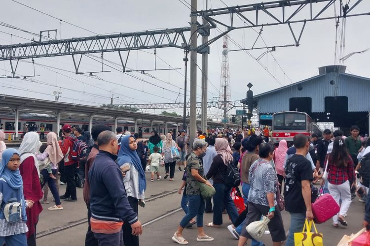 Penumpang KRL Bogor-Jakarta Membludak, Pemudik Pulang Cepat demi Kerja