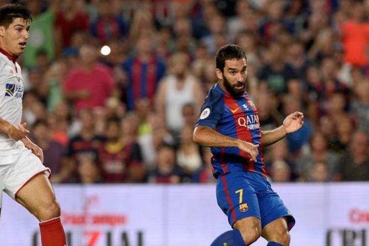 Arda Turan mencetak gol Barcelona ke gawang Sevilla pada partai Piala Super Spanyol di Stadion Camp Nou, Rabu (17/8/2016).