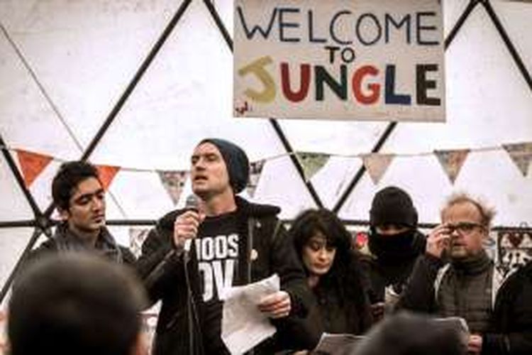 Jude Law (tengah) berbicara di panggung dalam kunjungan sejumlah selebriti Inggris ke kamp pengungsi Jungle di Calais, Perancis bagian utara, pada Minggu (21/2/2016) waktu setempat.