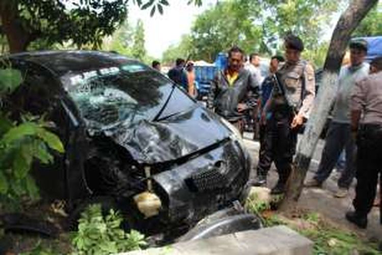 Mobil Toyota Yaris yang menabrak salah satu siswa di Pamekasan, Kamis (20/10/2016). Supir mobil ini melarikan diri setelah kejadian kecelakaan. 