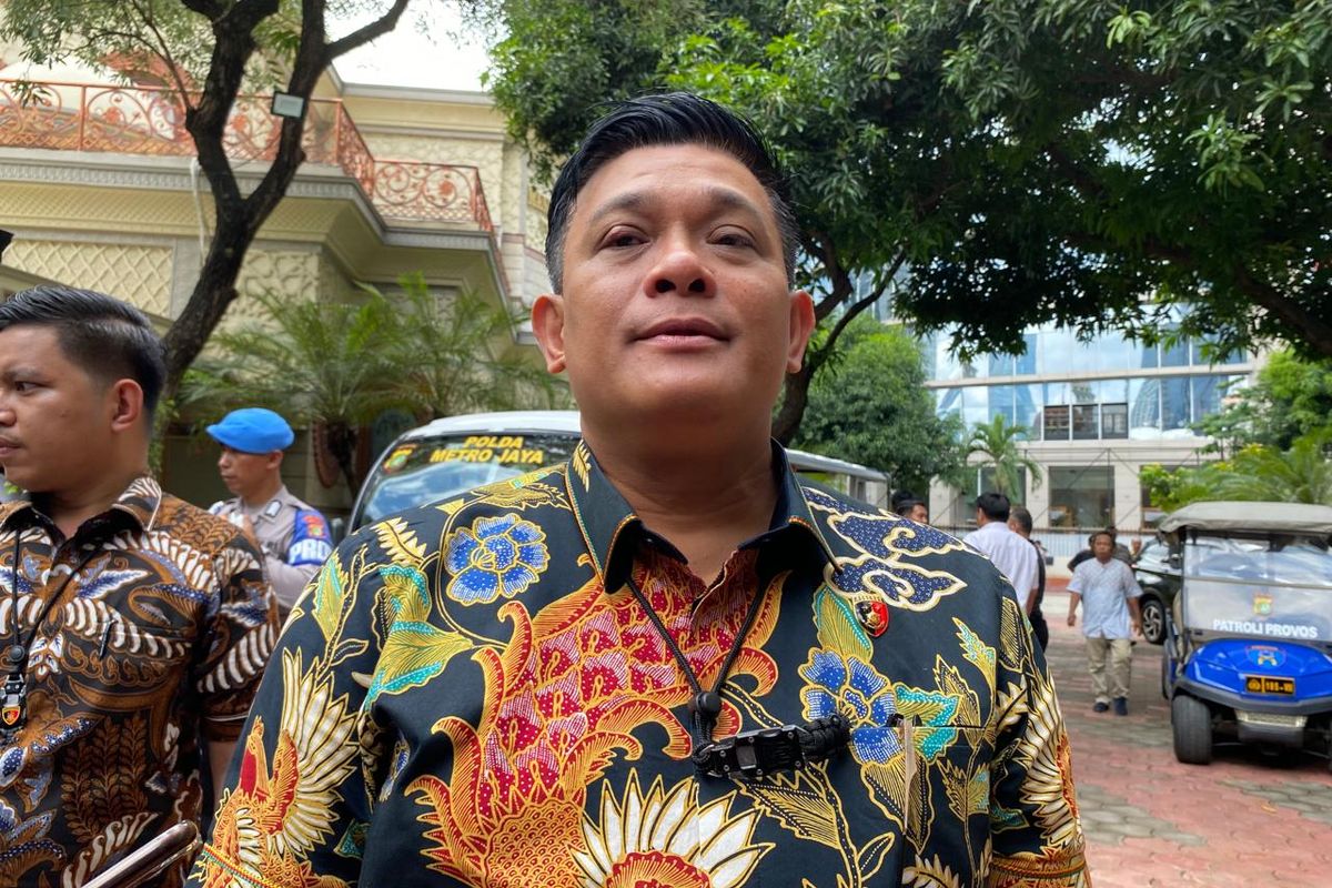 Direktur Reserse Kriminal Khusus Polda Metro Jaya Kombes Ade Safri Simanjuntak menjelaskan terkait penyitaan ponsel Aiman Witjaksono, Jumat (2/2/2024). 
