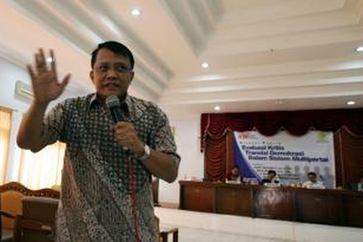 Pengamat politik dari CSIS, J Kristiadi menjadi pembicara dalam diskusi 'Evaluasi Kritis Transisi Demokrasi dalam Sistem Multipartai' di Kampus Universitas Negeri Jakarta, Selasa (29/6/2010). Koordinator Forum Masyarakat Peduli Parlemen Indonesia Sebastian Salang, Profesor riset LIPI, Indria Samego, dan Sekjen Partai Golkar, Idrus Marham juga menjadi narasumber dalam diskusi tersebut.  