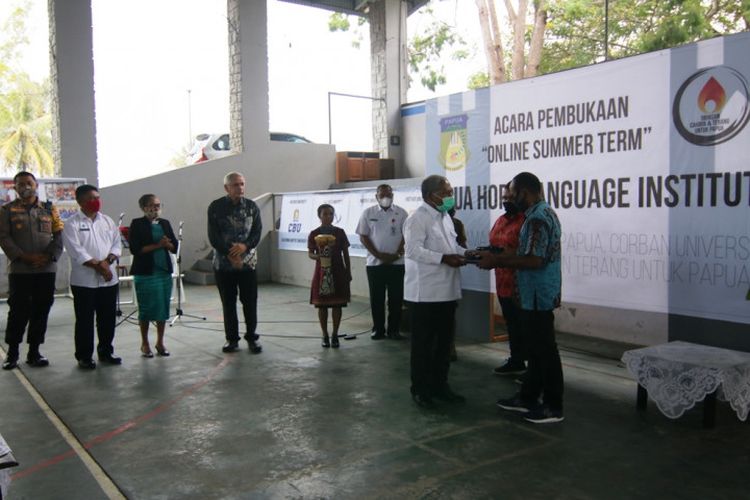 Bupati Jayapura Matius Awoitauw, S.E, M.Si membuka Peluncuran kelas internasional ini secara simbolis