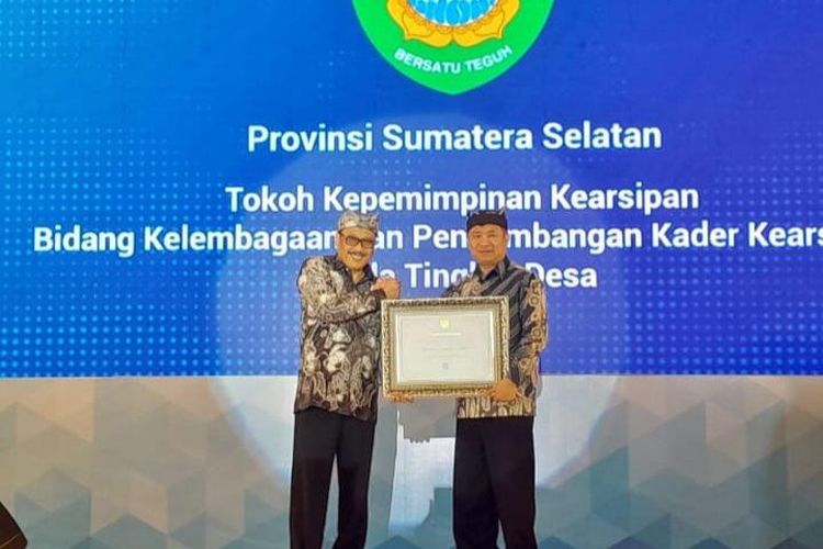 Gubernur Sumatera Selatan (Sumsel) Herman Deru menerima penghargaan sebagai Tokoh Kepemimpinan Kearsipan Bidang Kelembagaan dan Pengembangan Kader Kearsipan pada Tingkat Desa.