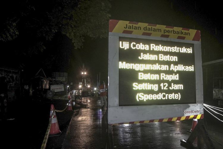 SIG pada saat melakukan rekonstruksi jalan beton di Jalan Raya Karangawen, Semarang-Godong, dalam uji coba menggunakan teknologi beton cepat kering (speedcrete).