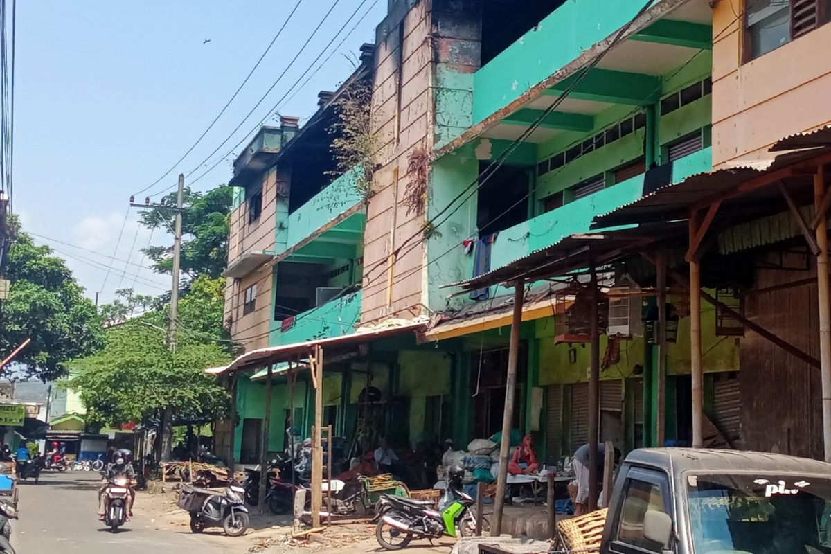 Pasca kebakaran, pedagang di Pasar Baru Barat, kawasan Comboran, Kota Malang, Jawa Timur terpantau mulai aktif berjualan kembali. 