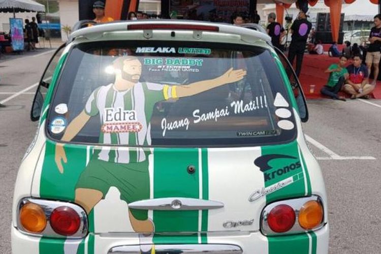 Mobil milik seorang fans Melaka United yang didandani berbau Ilija Spasojevic