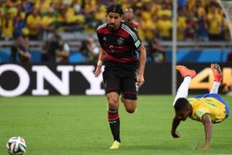 Pemain Jerman Sami Khedira berhasil mengontrol bola dari pemain Brasil Luiz Gustavo dalam laga semifinal Piala Dunia 2014 di Mineirao Stadium, Belo Horizonte, 8 Juli 2014. Brasil harus mengakui keunggulan Jerman dengan skor akhir 7-1.