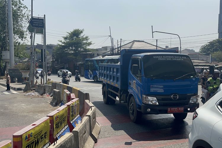Lalu Lintas Kolong Flyover Pesing Jakbar Ramai Lancar, Pak Ogah Menghilang