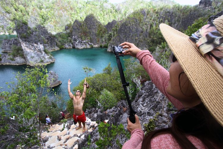 Wisatawan menikmati keindahan Pulau Piaynemu Kepulauan Raja Ampat, Papua Barat, Senin (16/5/2016). Kabupaten Raja Ampat terdiri dari 610 pulau dengan empat pulau utama, yaitu Pulau Misool, Salawati, Batanta dan Waigeo. Dari 610 pulau eksotis tersebut hanya 35 pulau yang memiliki nama. 