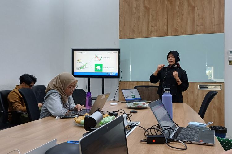 Dipta Amelia dari Sinarmas Sekuritas berbagi kiat investasi cerdas dalam acara Seni Dalam Berinvestasi di Jakarta, Kamis (24/7/2025).
