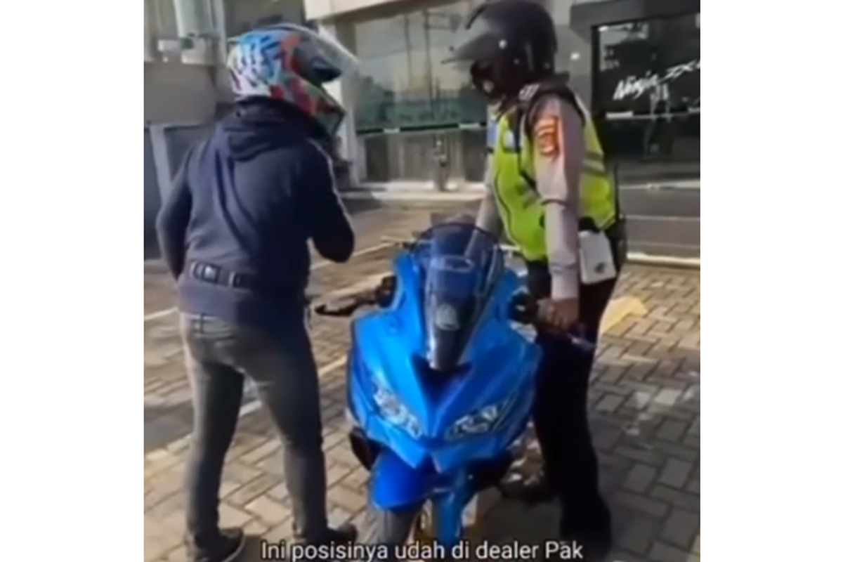 Tangkapan layar video viral bernarasi polisi menilang pengendara motor di dealer.